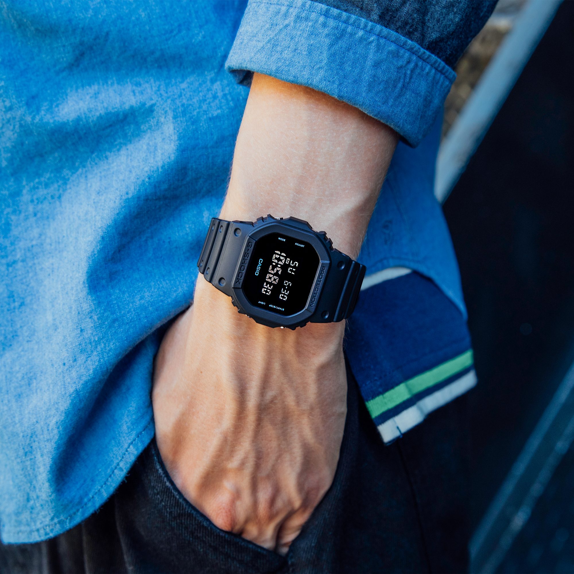 佩戴 DW-5600UBB 的图片