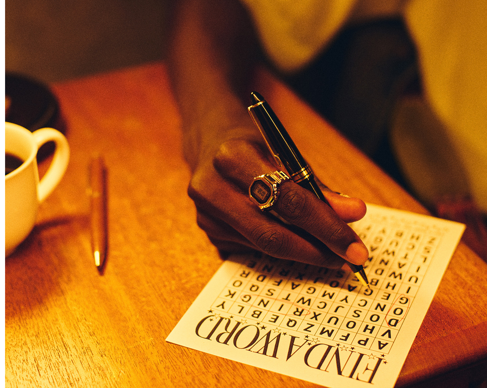 一名男子手指上戴着 CRW-001G 并正在解谜的照片。