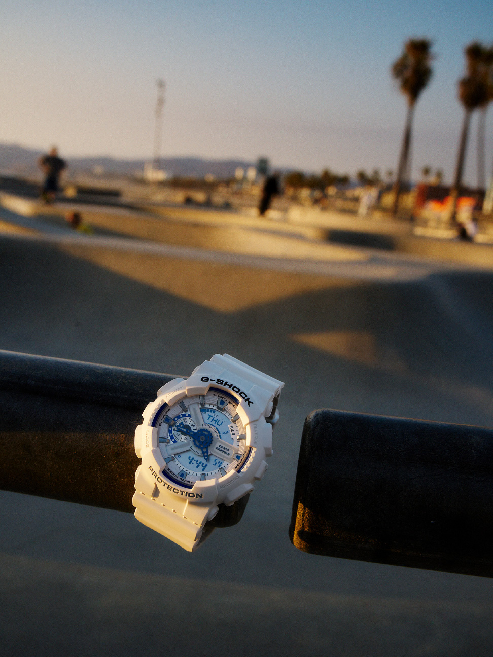 挂在滑板公园栏杆上的白色 G-SHOCK。