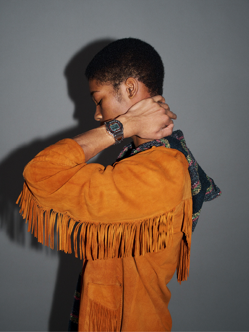 佩戴复古款式 G-SHOCK 的人，摆出侧脸姿势。