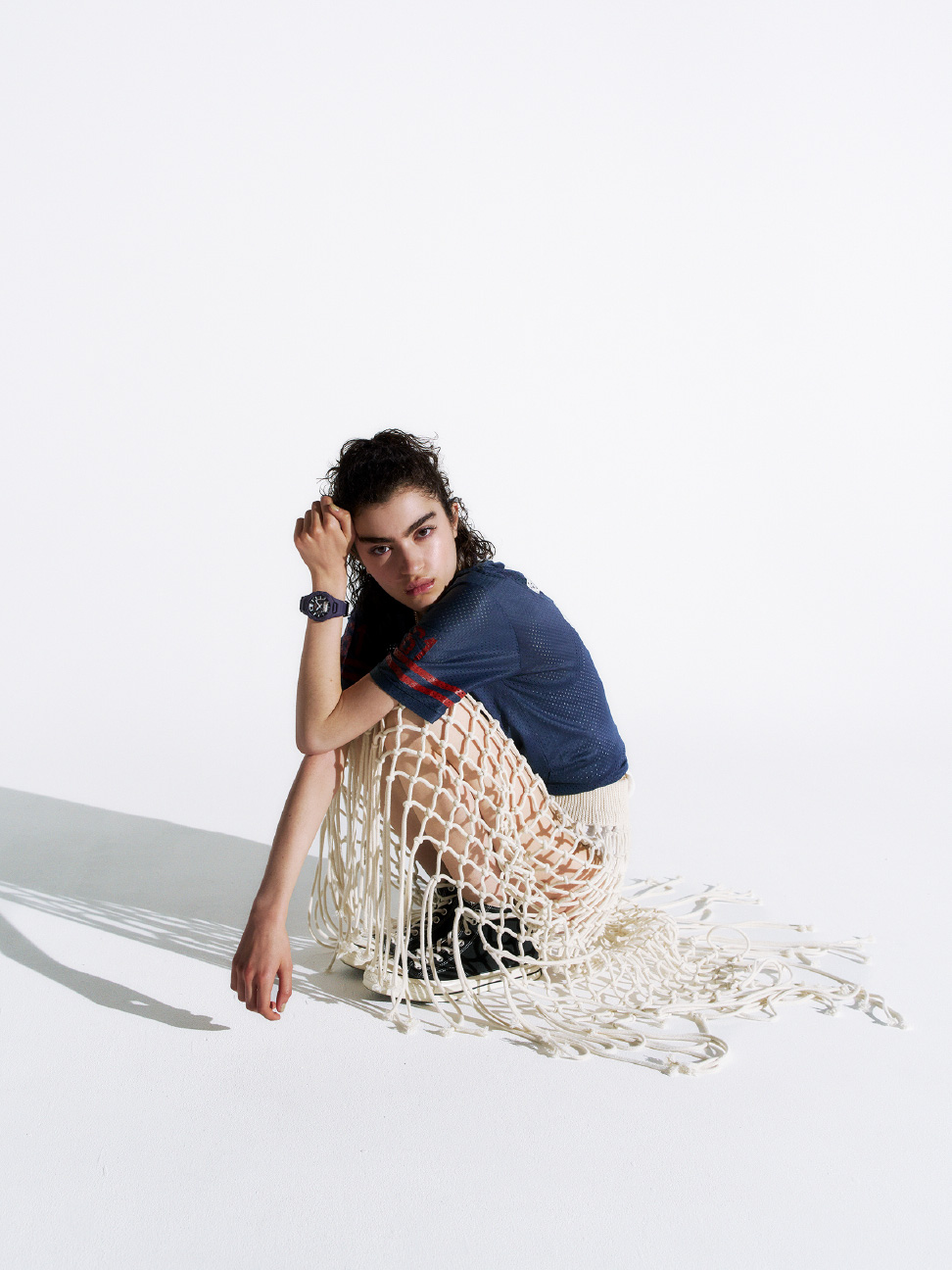 穿紫色 G-SHOCK 的人，坐在网状裙子里。