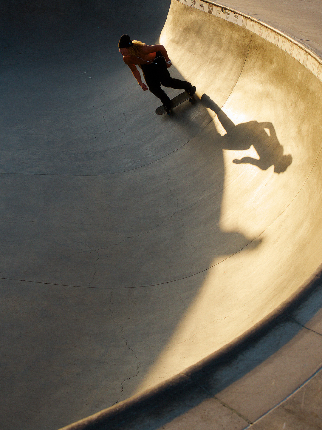 日落时分，滑板爱好者在滑板公园骑行。