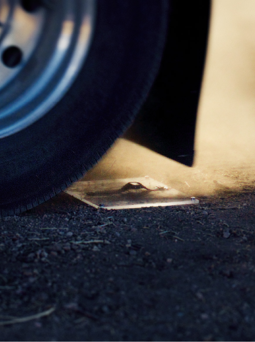 这是一张固定在地面上的 G-SHOCK 手表被大轮胎碾压后的瞬间照片。