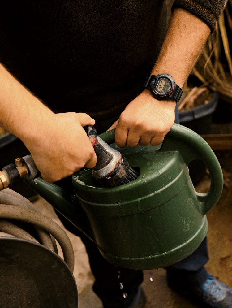 佩戴 G-SHOCK 的男子。