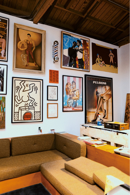 墙上挂着的几幅画的照片