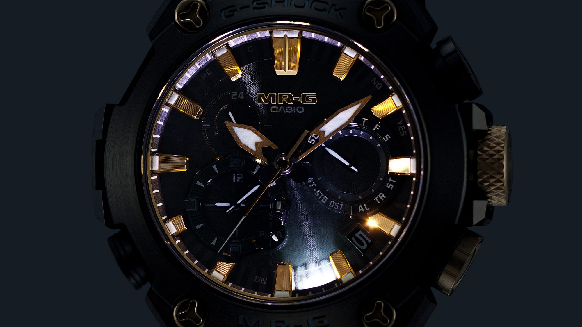 Super Illuminator（高亮度 LED 照明）让手表在昏暗的光线下依然清晰可辨